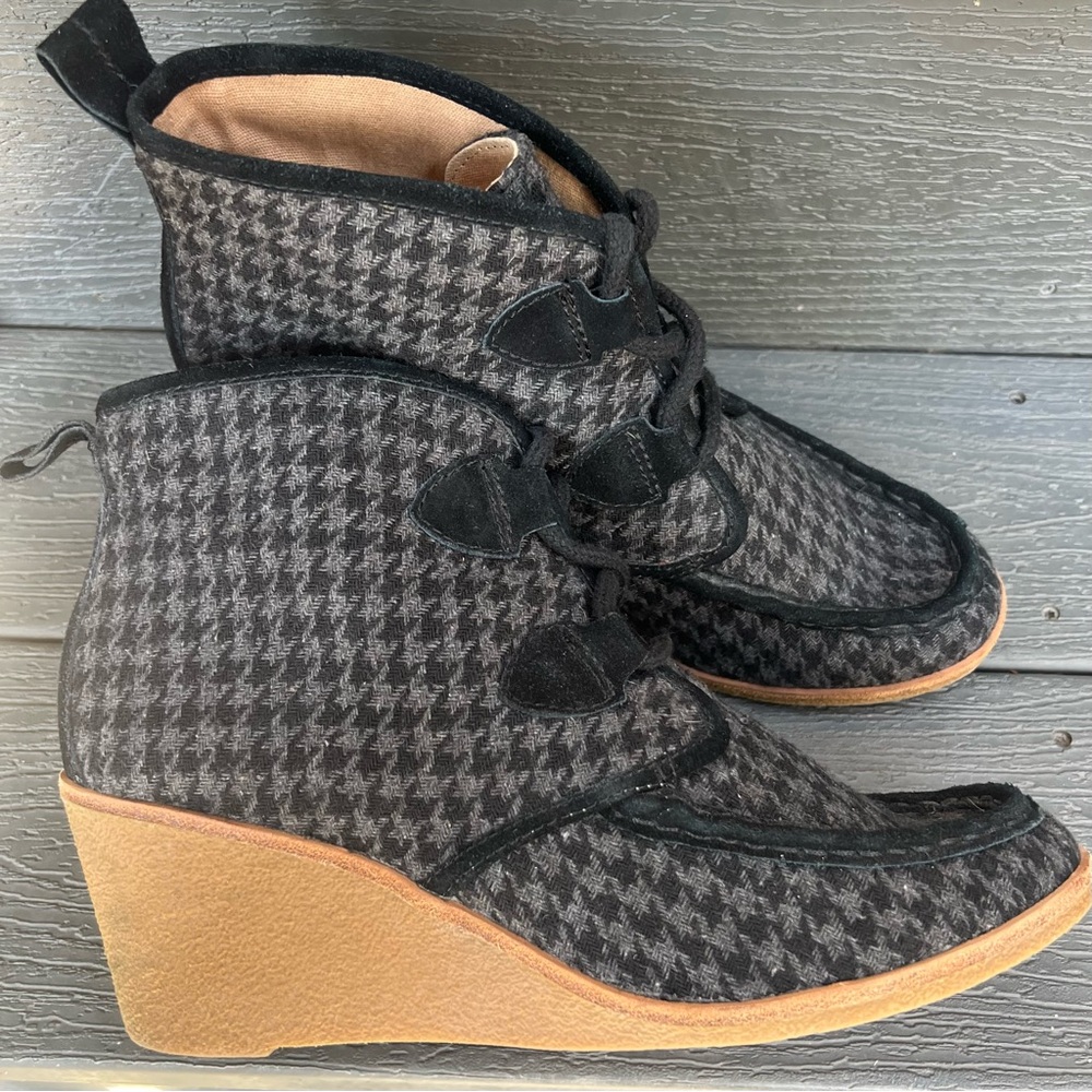 G H BASS BLACK GRAY HOUNDSTOOTH WEDGE ANKLE BOOTIES  SIZE 11